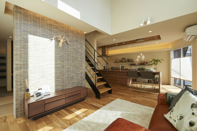 光と素材が描く、開放感のある住まい